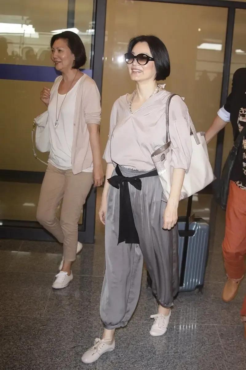 配饰 林青霞越老越耐看，穿一身同色系好优雅，有“老年肚”气质也高级