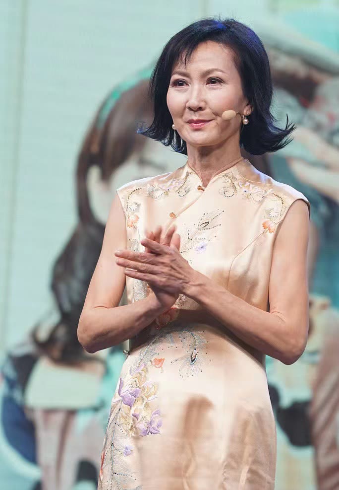 身材 “小青”陈美琪走机场，穿红衬衫素颜也耐看，就是瘦过头有些显老