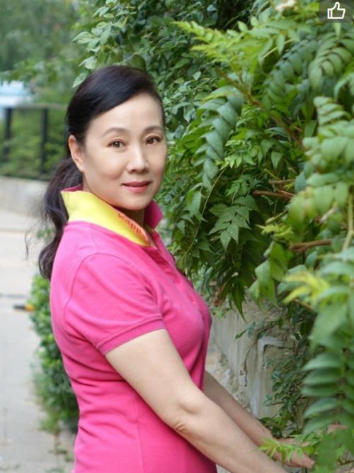 护肤品五六十岁的女人，买护肤品不要“网红款”，准备3种就够，很实用