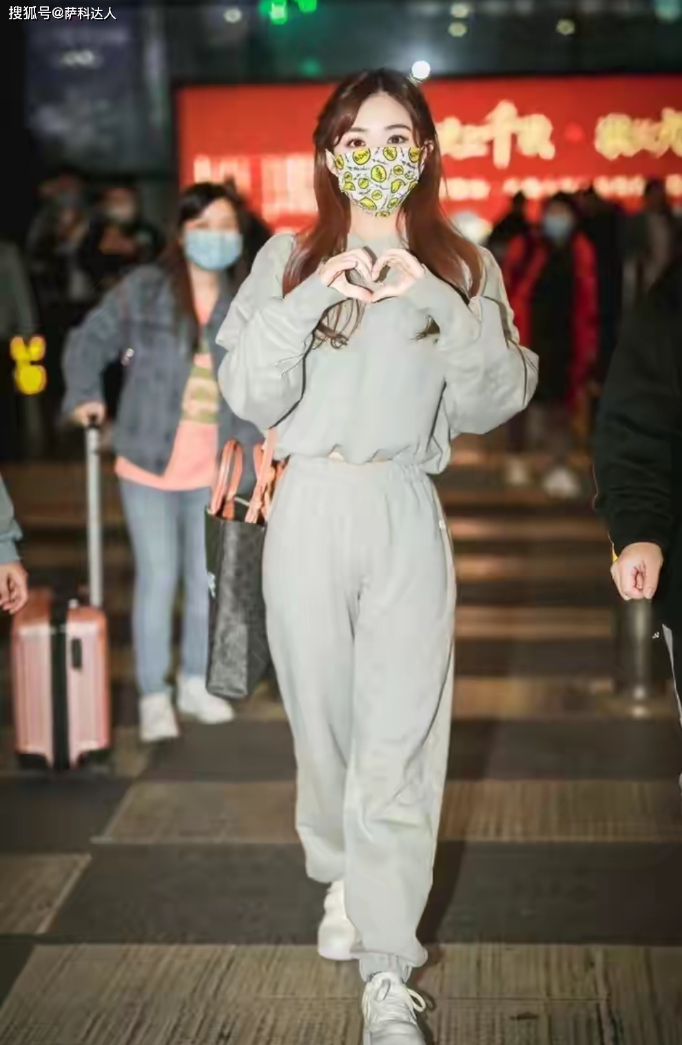 一身 30+的张含韵依旧少女感十足，穿一身灰色卫衣活力又减龄