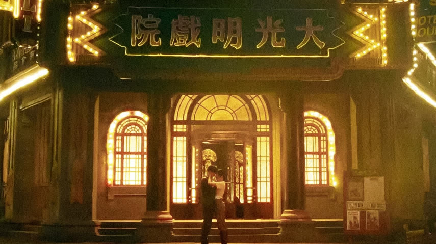 因为|倪妮新片首发预告，搭档邓伦上演“跨时空”爱恋，大街上深情拥吻