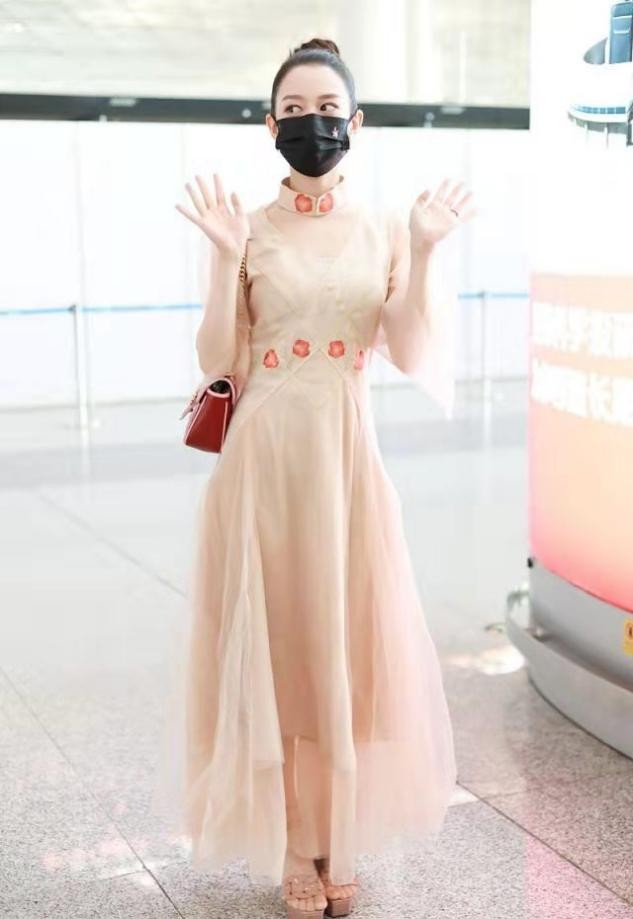 高跟 吉娜走机场也太端着了，一袭薄纱裙和旁人格格不入，隆重过头了