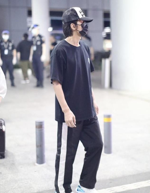 驼色 言承旭帅出新高度,T恤配运动裤清爽又得体,衣品一点也不普通