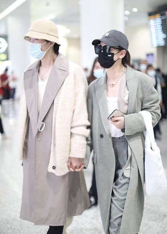 老公 戚薇真的很懂时尚，给老公安排情侣装，不同款但很暧昧