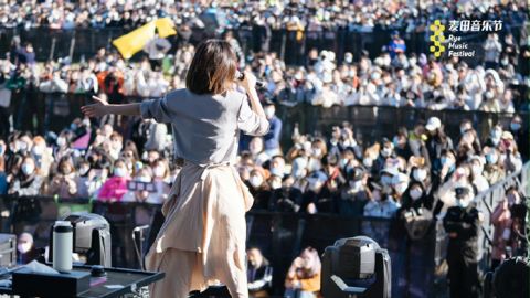 内地白安再登台“麦田音乐节” 不惧寒风温暖开唱