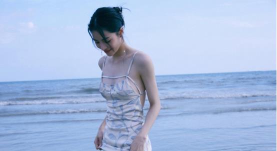 吊带 钟楚曦的身材堪比超模，“奶油肌”让人羡慕，拍照时也挺会凹造型