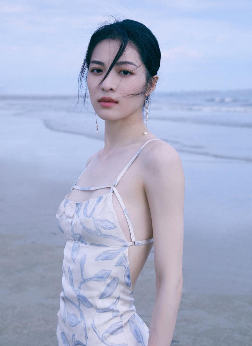 整体 钟楚曦太适合穿薄裙了,骨感身材线条明显,高级美的气质藏不住
