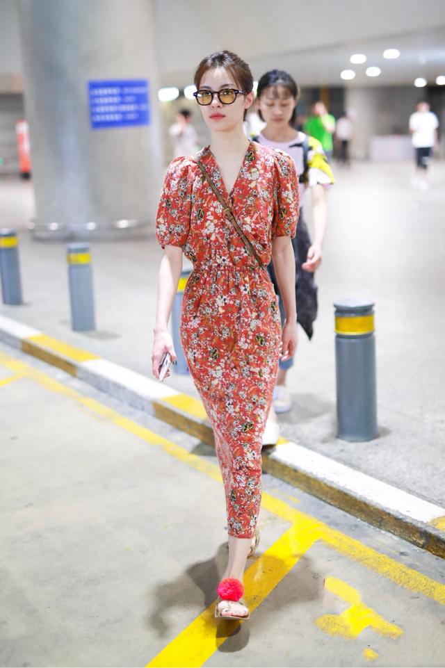 钟楚曦 钟楚曦一改往日御姐形象,穿西柚红印花裙清新甜美,尽显娇美温柔