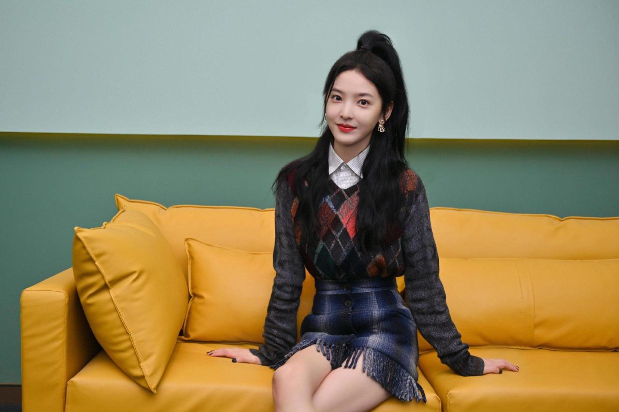 马尾 章若楠才是少女风代表，穿黑色泡泡袖皮裙出镜，扎双马尾又甜又欲