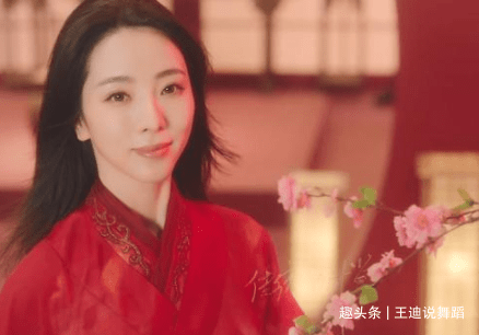 李思思 李思思蔡明罕同框跳舞!穿紧身薄纱衣秀身型曲线,烈焰红唇太风韵