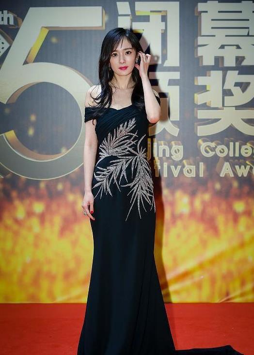 渔网 杨幂不愧是时尚界女王，穿渔网裙加上亮片，“风尘装”穿出优雅味