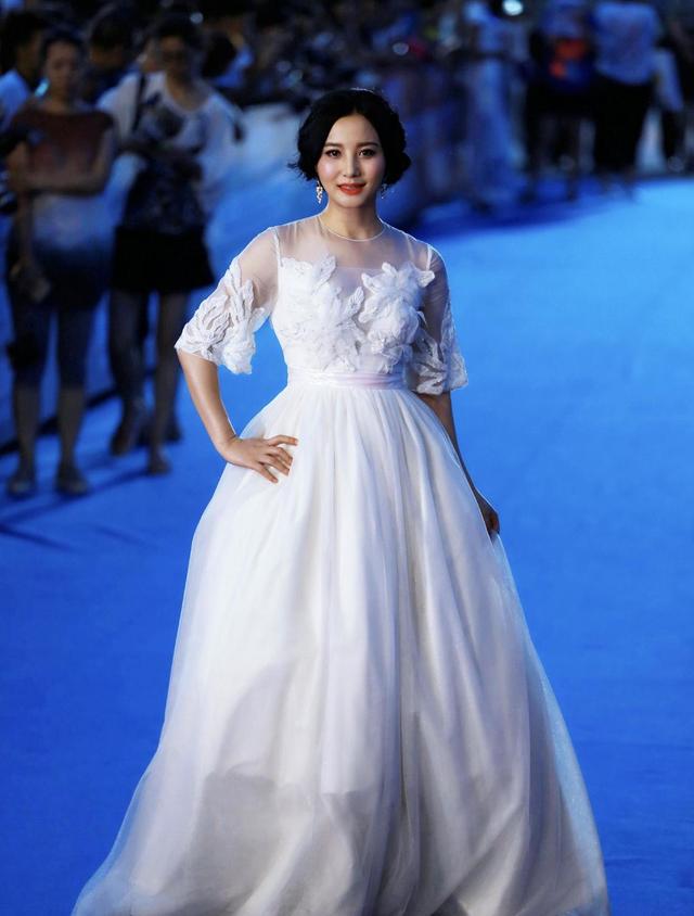 大气 陶红真是个有品位的女人!身穿白色蓬蓬裙雍容华丽,女人味十足