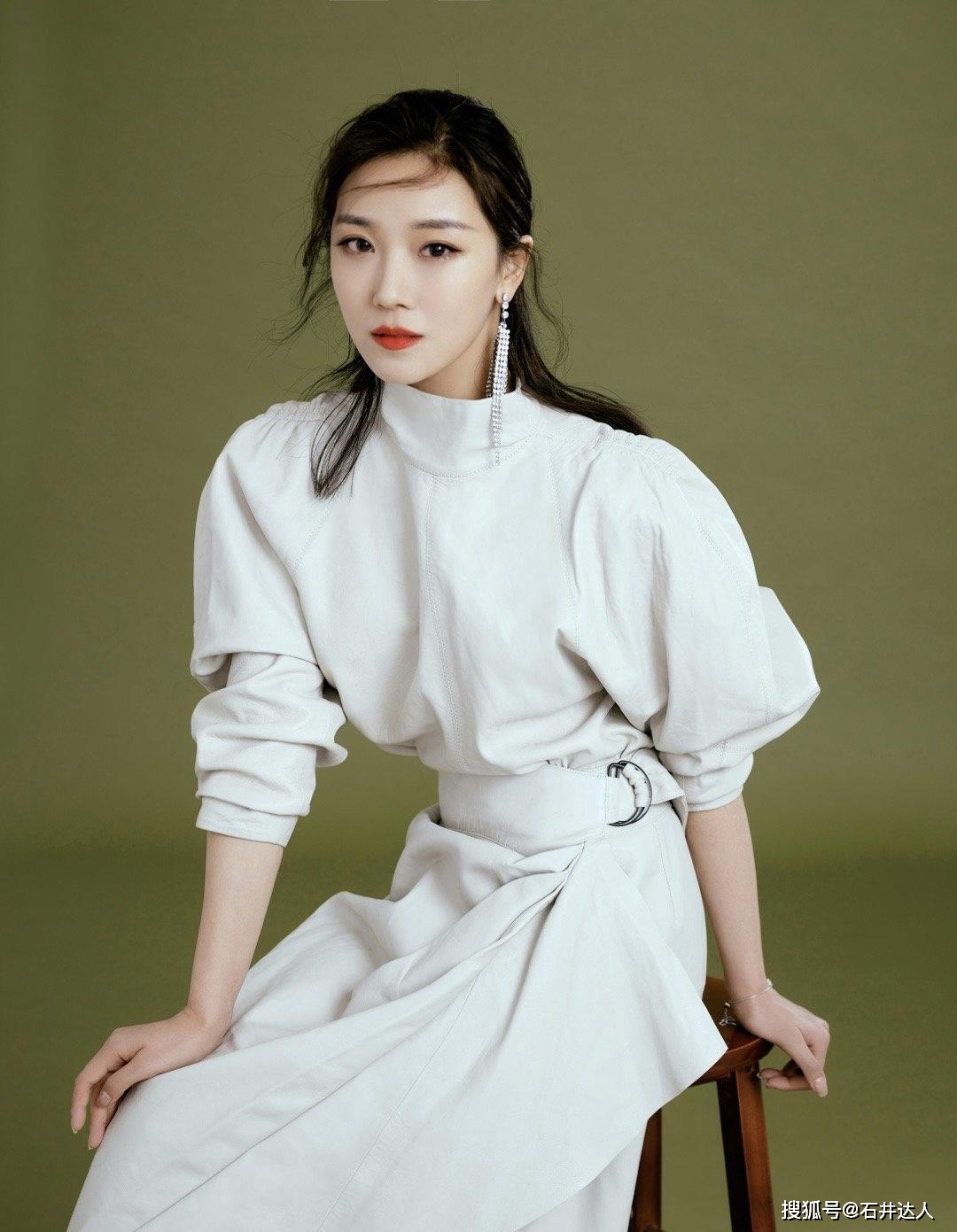 廓形 简约又很高级越是基础款的单品,对穿搭者的气质就会越挑剔