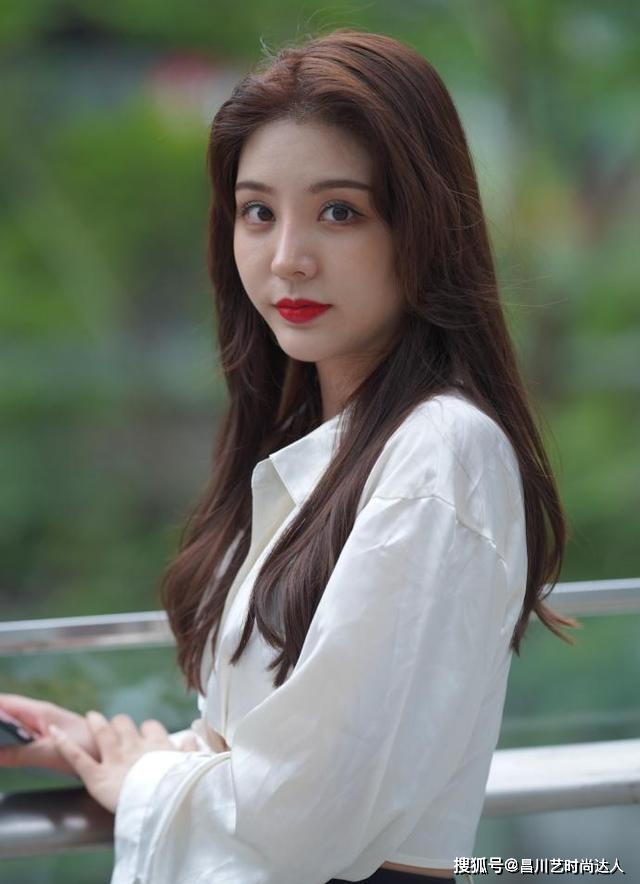 职业服 女生日常通勤穿搭，既时尚又“秀身材”，又有“小女人”的气质！