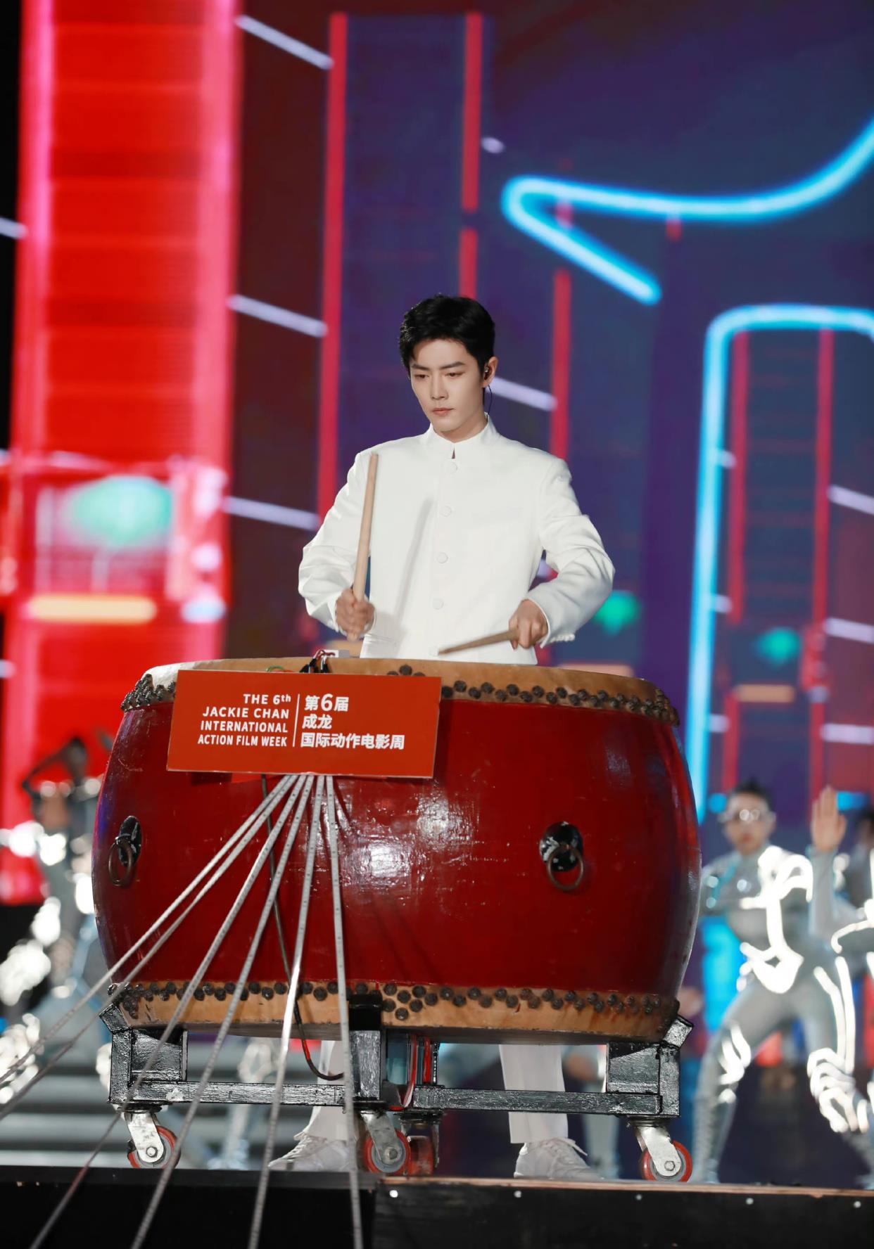 电影|肖战参加《成龙国际动作电影周》闭幕与成龙合唱歌曲《中华力量》