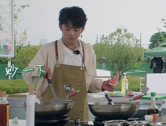 龚俊暂离 中餐厅 后,丁真继承衣钵成西瓜王子,炒菜像玩杂技