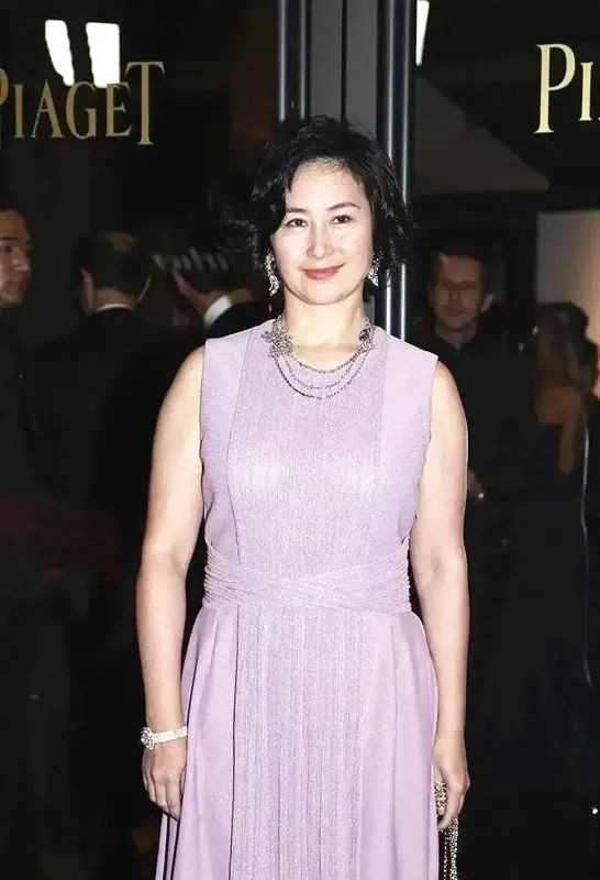 颜色 何超琼美在骨子里！穿紫色裙装优雅高级，哪有半点中年妇女气质？