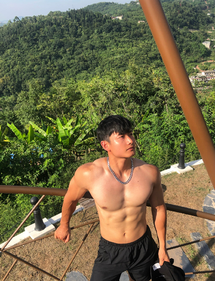 四川師范大學肌肉學霸，24歲健壯大長腿，這霸氣麒麟臂胸肌也太可了！ 健身減肥達人 第5张