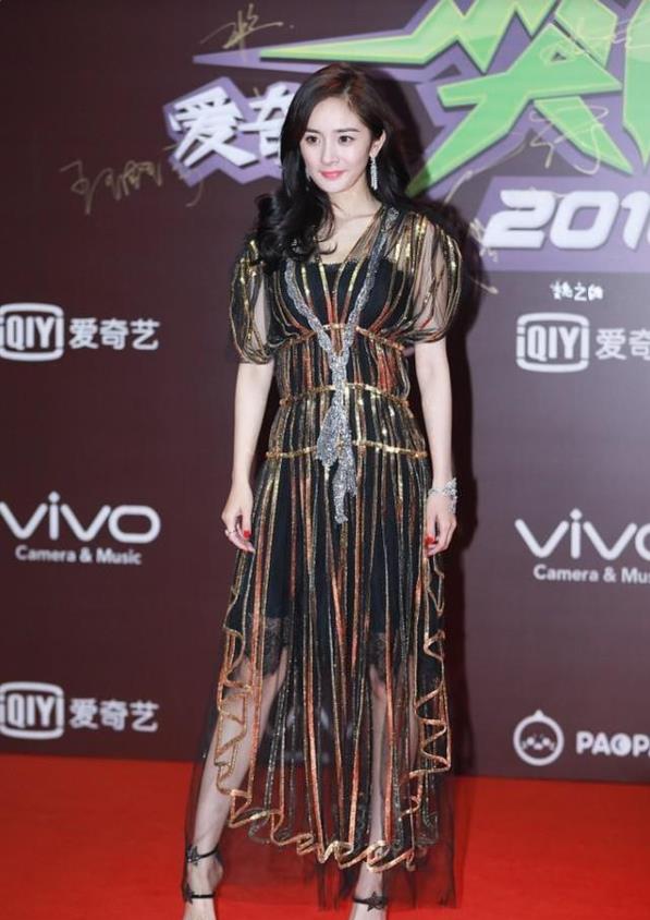 渔网 杨幂不愧是时尚界女王，穿渔网裙加上亮片，“风尘装”穿出优雅味