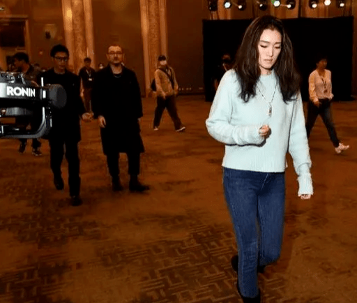 青春 巩俐回国后美炸了！穿毛衣配牛仔裤亮相，青春洋溢太少女！