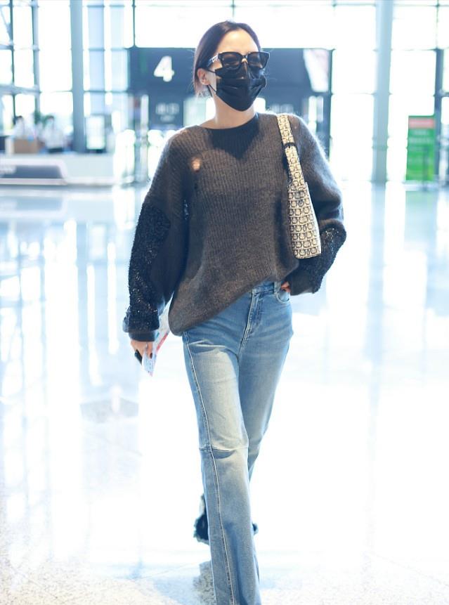 身材 辛芷蕾的裙子领口好低啊，穿上很显身材，看着也要很大气