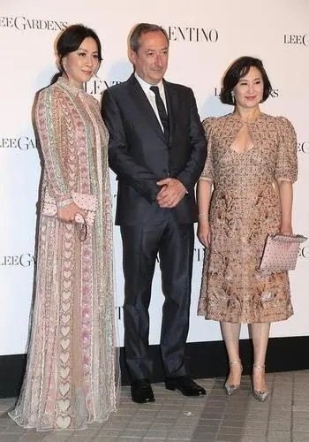 颜色 何超琼美在骨子里！穿紫色裙装优雅高级，哪有半点中年妇女气质？