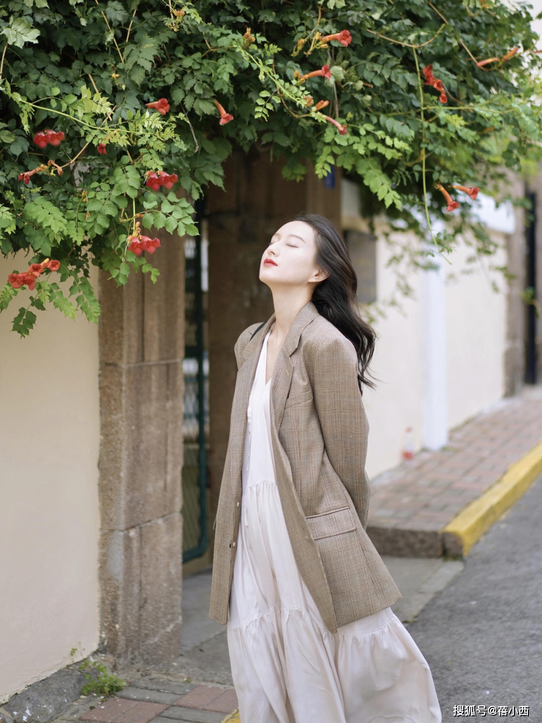 职场 奔三奔四的女人，秋天多穿西装外套，搭配连衣裙、半身裙都很高级