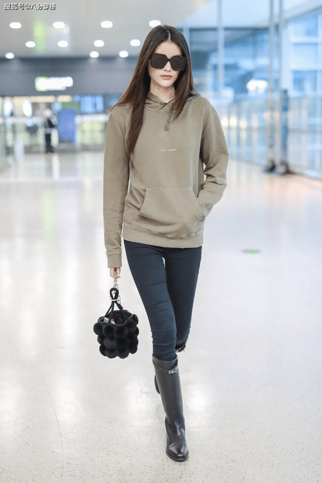 身材 何穗衣品开挂了，印花毛衣搭“奶油裤”，身材又高又瘦真是惹人羡