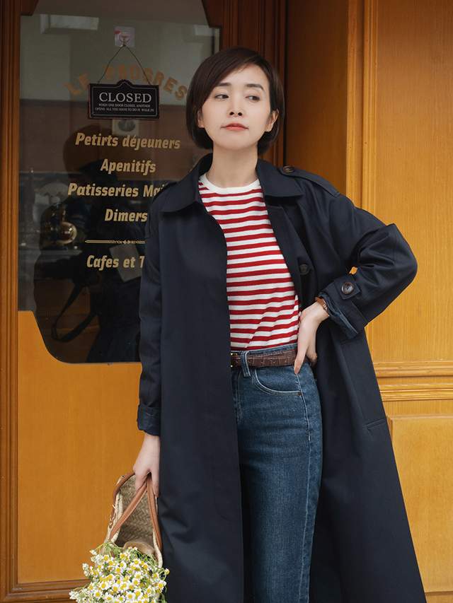 显得 秋季,奔四奔四的女人怎么穿风衣?搭配衬衫和牛仔裤,减龄又洋气