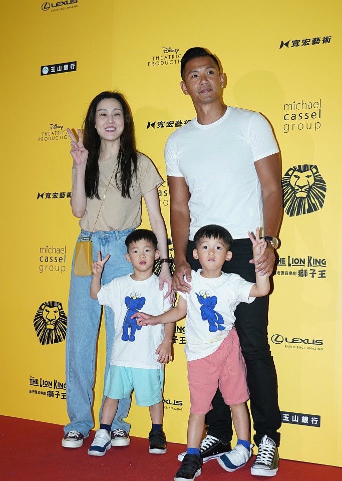 身材拍到范玮琪在酒吧演唱，都不红了也不掉价，45岁素颜紧致不显老！