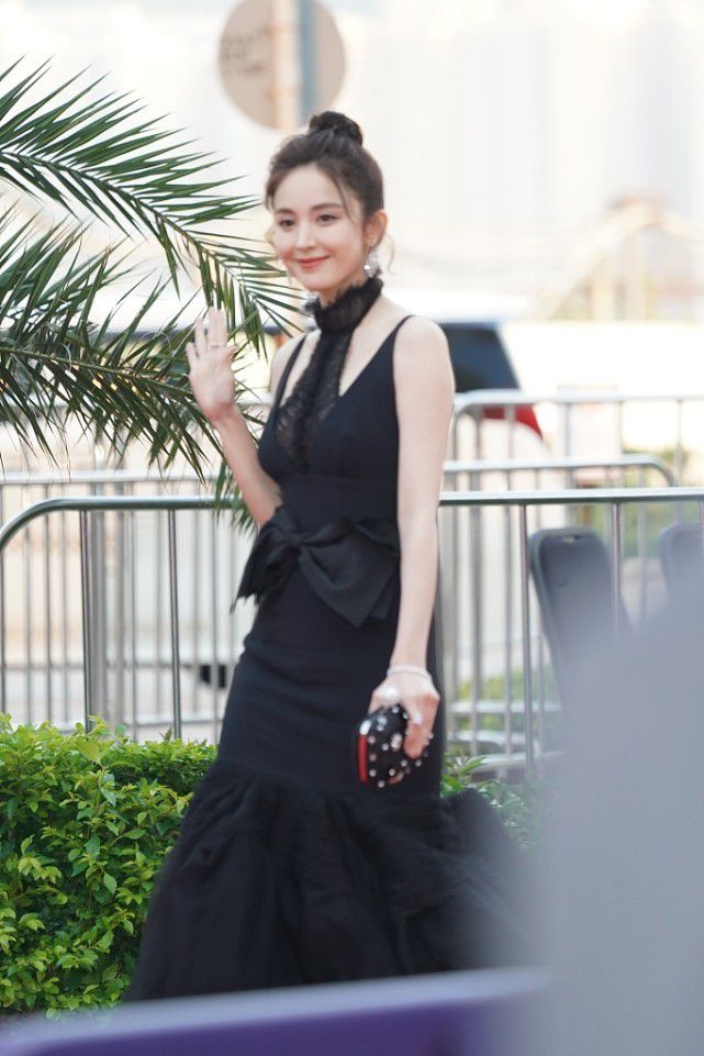 部位 古力娜扎挺会博人眼球的，领子和腰间用铁环连接，感觉好迷人