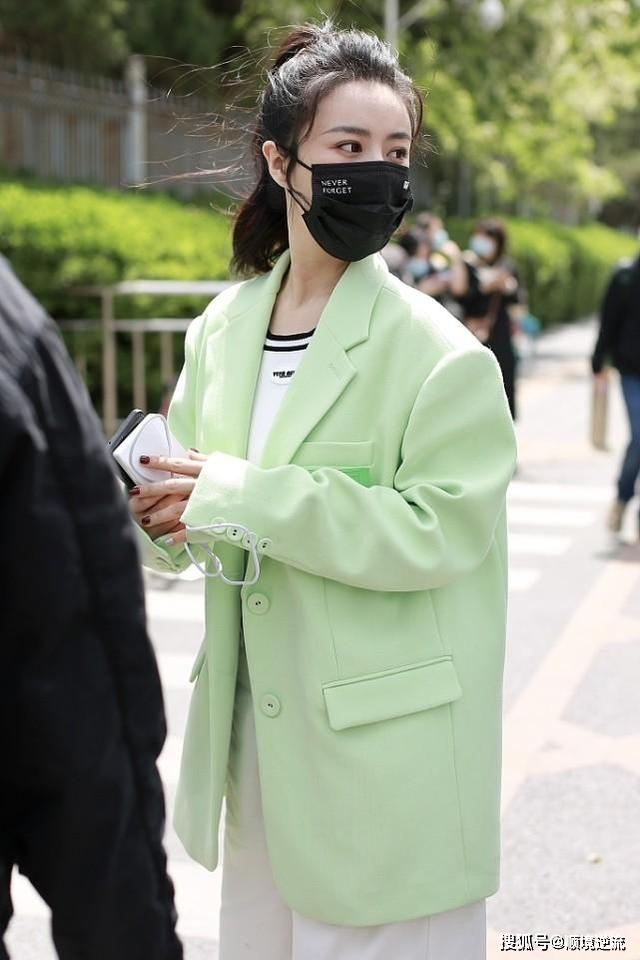 视觉 薇娅的美妆技巧一流，浅绿色西装外套又美又飒，气势不输女明星