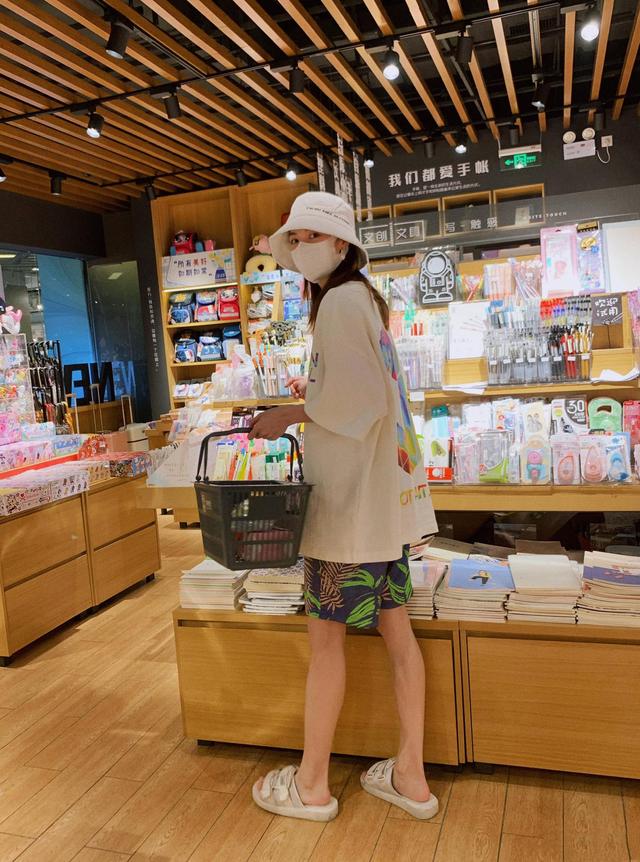 钟楚曦 钟楚曦一改往日御姐形象,穿西柚红印花裙清新甜美,尽显娇美温柔