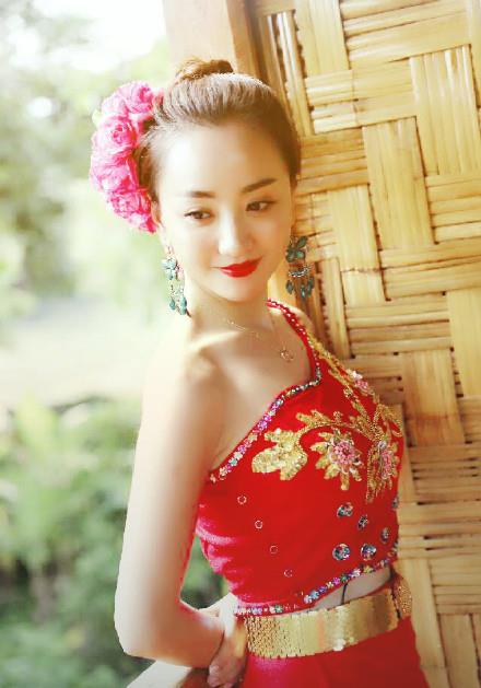 鞠婧祎 女星“傣族装扮”大赏：谢娜显年轻，鞠婧祎白到发光，最性感是她
