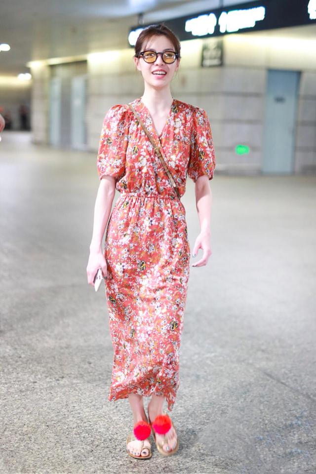 钟楚曦 钟楚曦一改往日御姐形象,穿西柚红印花裙清新甜美,尽显娇美温柔