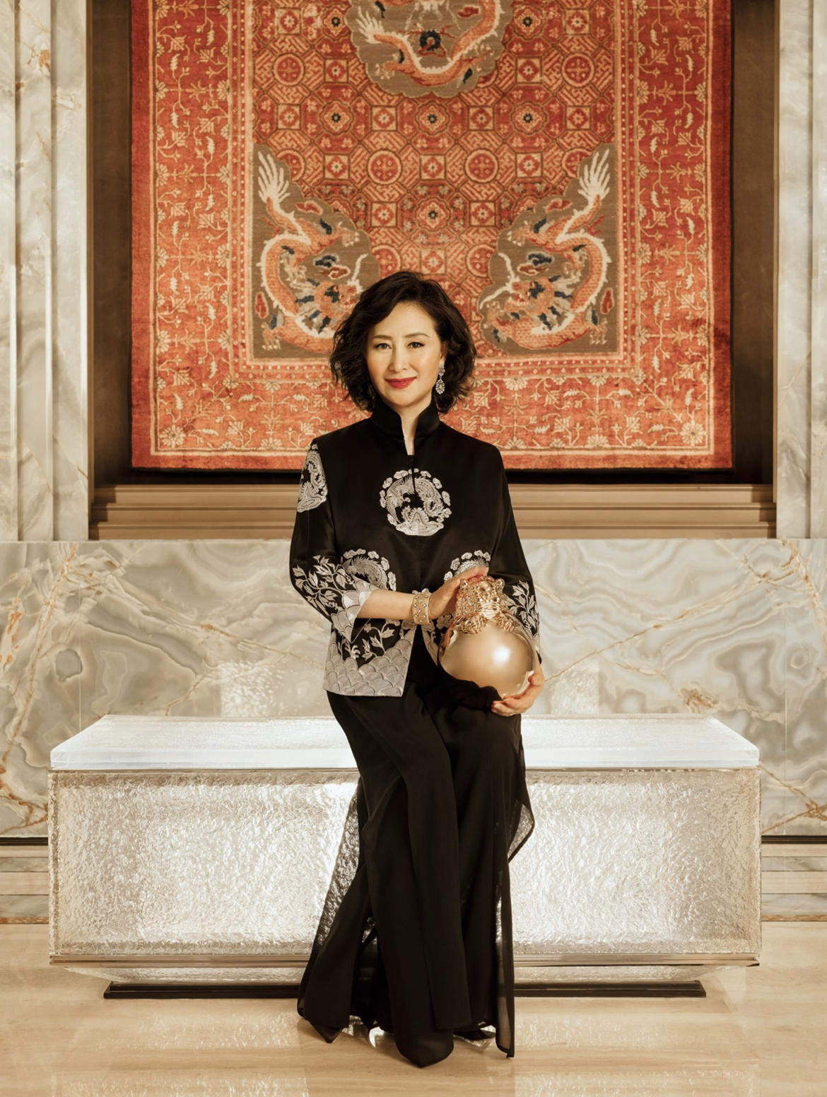 配饰 当向太与何超琼同框,终于明白微胖女人为什么爱穿花衣服,太贵气