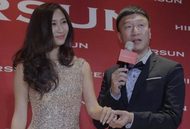 黑色 孙红雷和妻子选择黑色礼服和礼服裙来做辉映，庄严的气质又不失时髦的风味