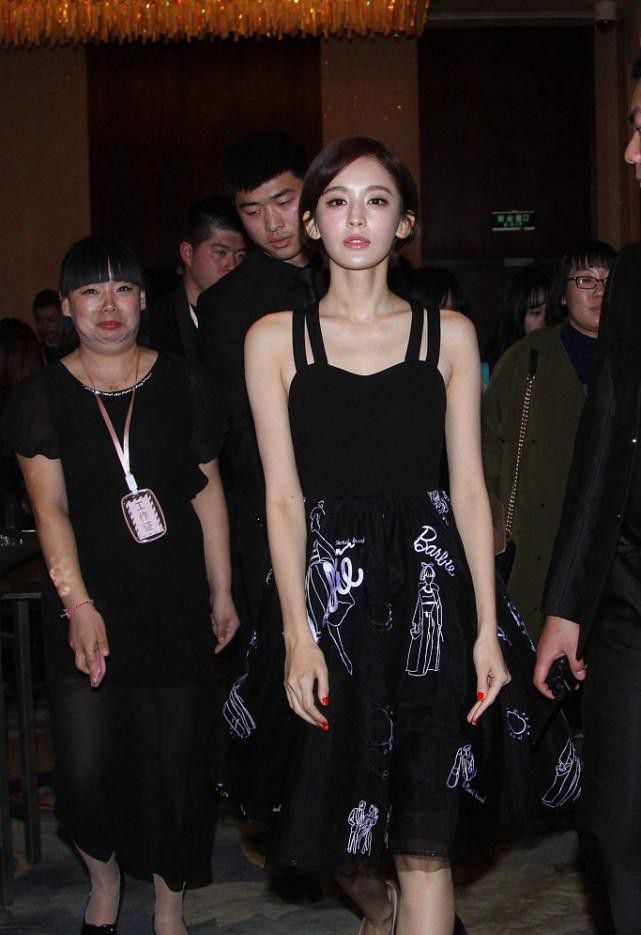 部位 古力娜扎挺会博人眼球的，领子和腰间用铁环连接，感觉好迷人