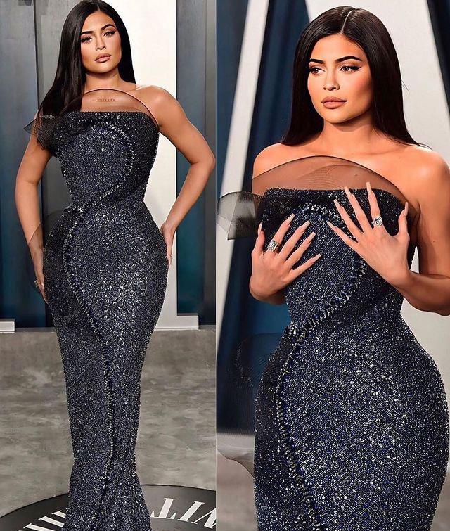 曲线 金小妹凯莉·詹娜穿抹胸礼服，闪耀女神范儿！收腰剪裁很亮眼