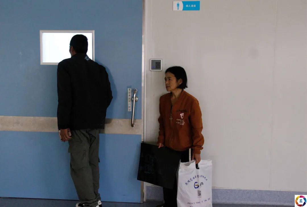 病痛|少年被病痛折磨17年，残疾妈妈将他背出大山，想让他做个普通人