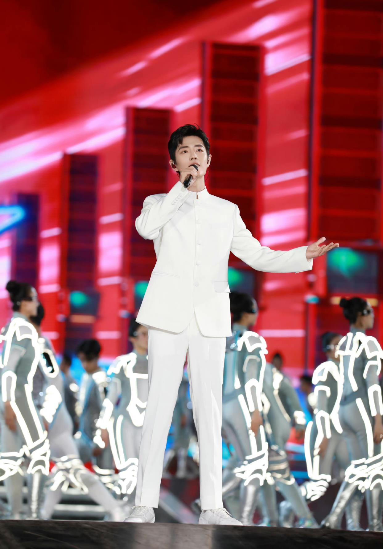 电影|肖战参加《成龙国际动作电影周》闭幕与成龙合唱歌曲《中华力量》