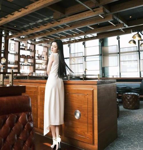 黑长直 34岁杨幂美回初恋,最新造型黑直长发配小白裙,清纯范的她好惊艳