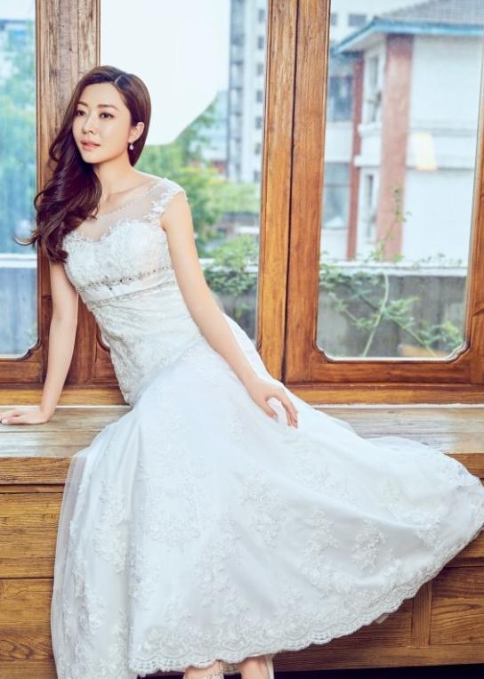 黑色 熊黛林真不愧是气质女神!身穿黑色无袖连衣裙优雅大气,身姿婀娜