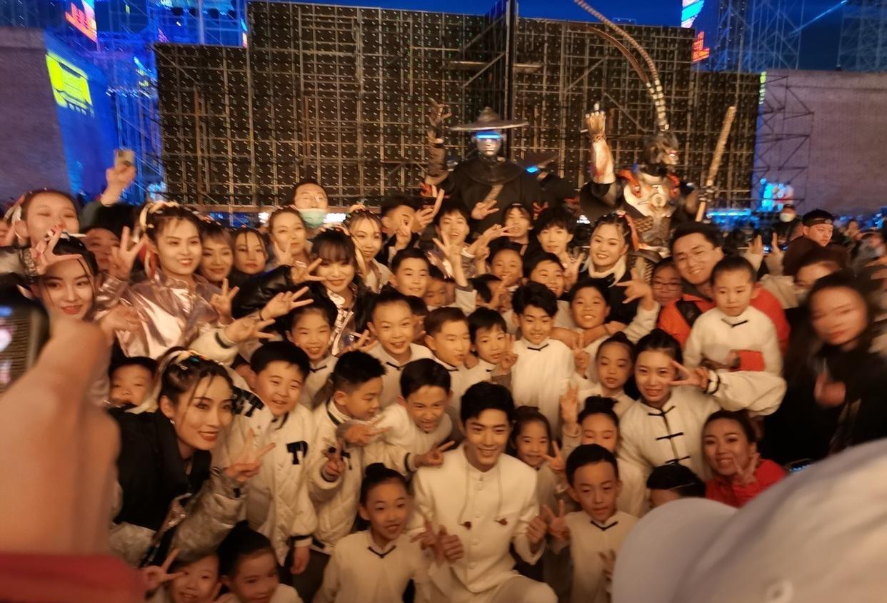 电影|肖战参加《成龙国际动作电影周》闭幕与成龙合唱歌曲《中华力量》