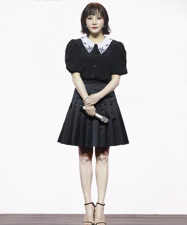 大气 陶红真是个有品位的女人!身穿白色蓬蓬裙雍容华丽,女人味十足