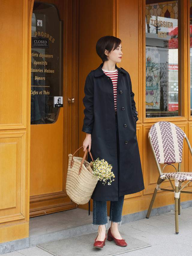 显得 秋季,奔四奔四的女人怎么穿风衣?搭配衬衫和牛仔裤,减龄又洋气