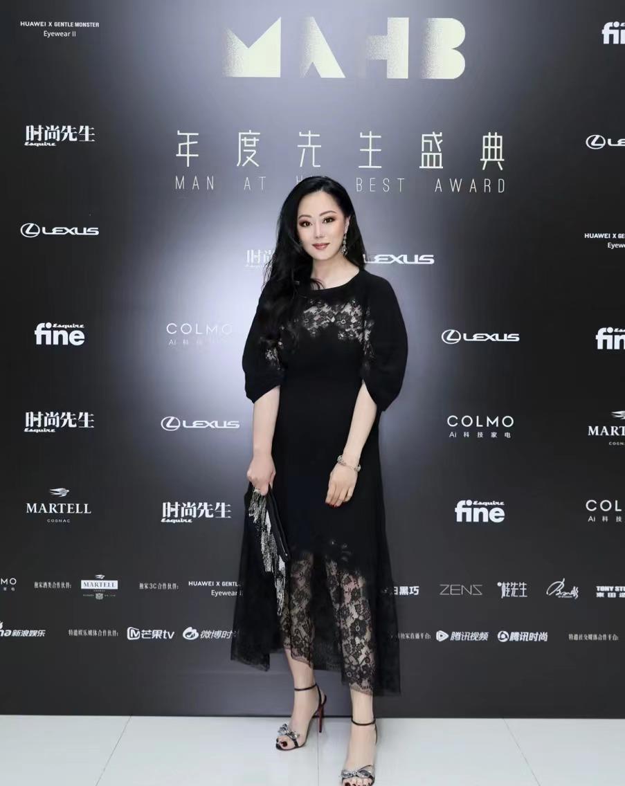 章小蕙的经典黑色系穿搭:蕾丝连衣裙充满女人味,鱼尾皮裙很高级