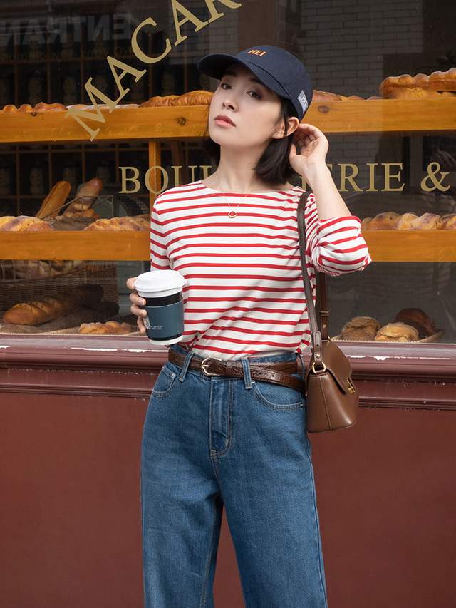 显得 秋季,奔四奔四的女人怎么穿风衣?搭配衬衫和牛仔裤,减龄又洋气