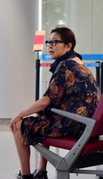 身材 倪萍穿印花裙配围巾，淡雅知性秀出成熟女人味，宽松却不臃肿