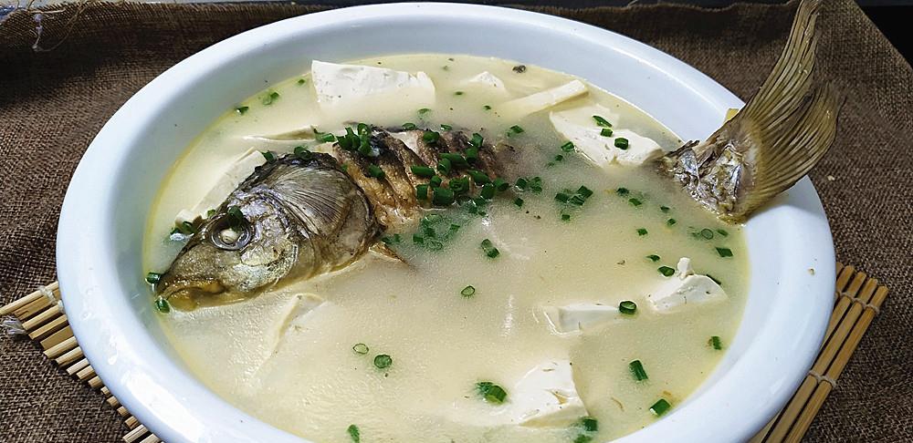 原創教你做一道湯白肉鮮的鯽魚燉豆腐魚肉鮮香入味湯白味美